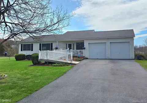 5 Meadows Ct, Clinton, NY 12580