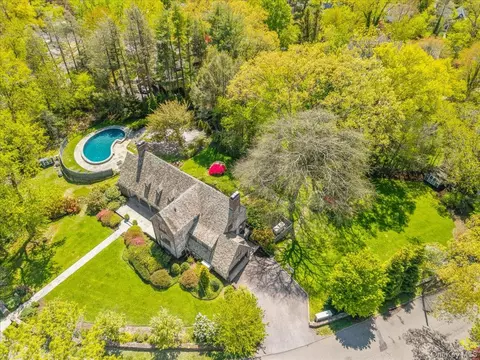 1 Dundee Rd, Larchmont, NY 10538