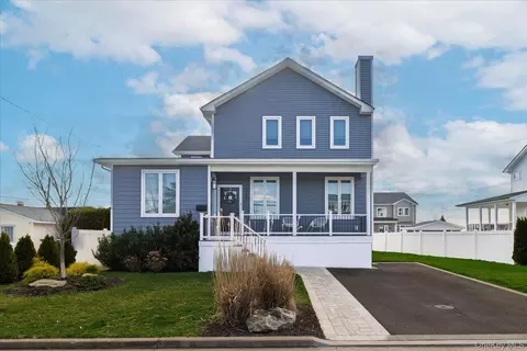 2441 Archer St, Seaford, NY 11783