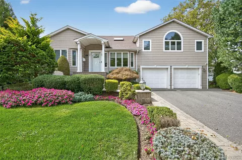 9 Saint Lawrence Pl, Jericho, NY 11753