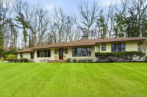 6 Greatmeadow Rd, Locust Valley, NY 11560