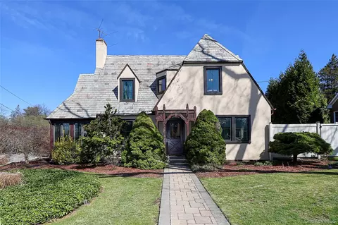 60 Roosevelt Ave, Glen Head, NY 11545