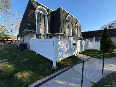 769 Blue Ridge Dr, Medford, NY 11763