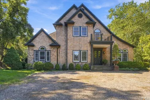 9 Locust Woods Dr, Shelter Island, NY 11964