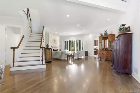9 Locust Woods Dr, Shelter Island, NY 11964