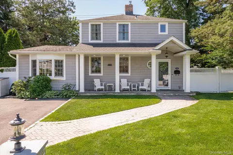 84 Earl St, North Hempstead, NY 11590