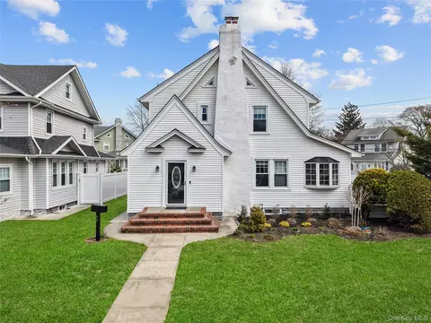 66 Denton Ave, Lynbrook, NY 11563