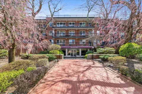 30 Stoner Ave #3O, North Hempstead, NY 11021