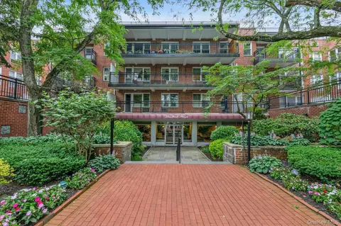 30 Stoner Ave #3O, North Hempstead, NY 11021