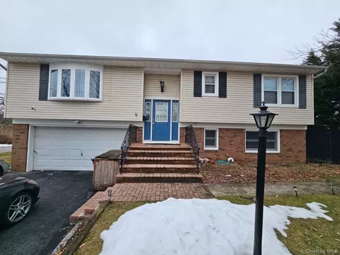 5 Ireland Pl, Copiague, NY 11726