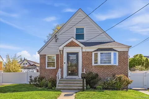 132 Wardwell Rd, North Hempstead, NY 11501
