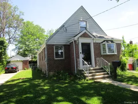 132 Wardwell Rd, North Hempstead, NY 11501