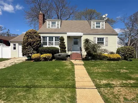 8 Garden Pl, Merrick, NY 11566