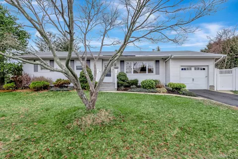 5 Richlee St, Blue Point, NY 11715