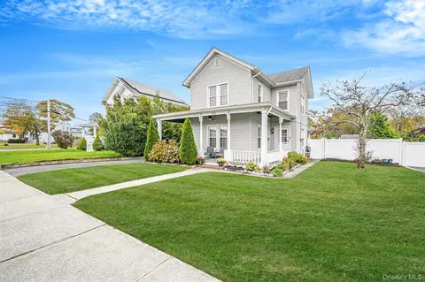 45 Maple Ave, Patchogue, NY 11772