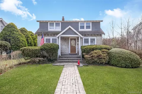 24 Bay 3rd, Islip, NY 11751