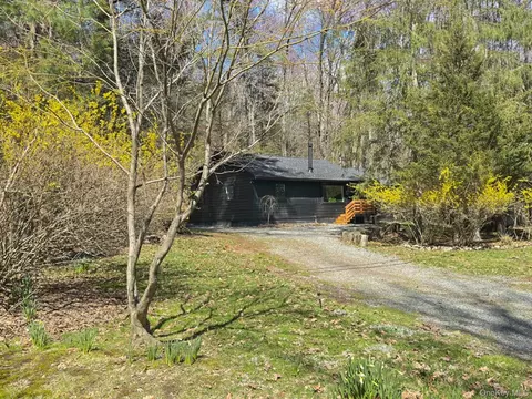 16 Burpo Ln, Rochester, NY 12446