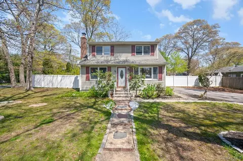 41 Babylon St, Mastic, NY 11950