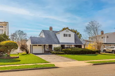 34 Link Ln, Hicksville, NY 11801