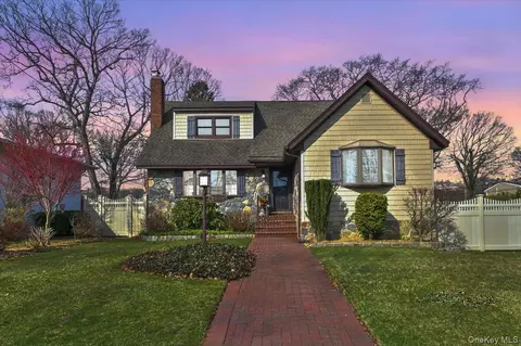 2 Oak Pl, Massapequa, NY 11758