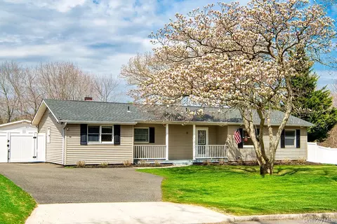 11 Akron Pl, Shoreham, NY 11786
