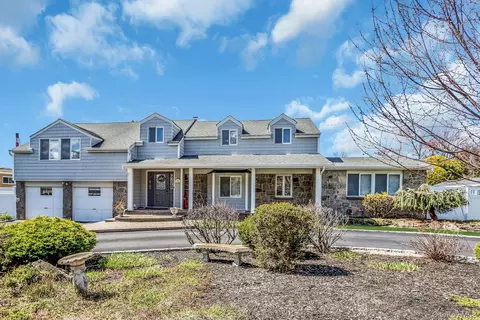 8 Hewitt Dr, Northport, NY 11768