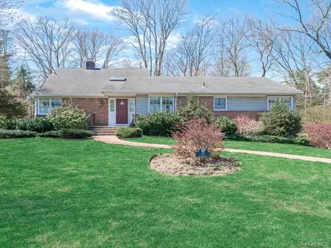 25 Jaegger Dr, Glen Head, NY 11545