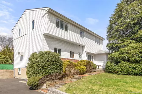 69 Amsterdam Rd, Smithtown, NY 11787