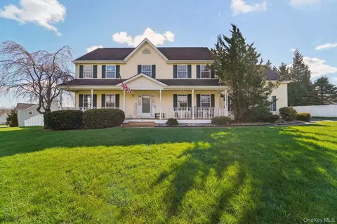 76 West St, Patterson, NY 12563