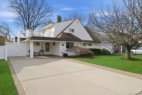 12 Woodgreen Ln, Wantagh, NY 11793