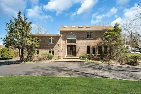 12 Bagatelle Rd, Dix Hills, NY 11746