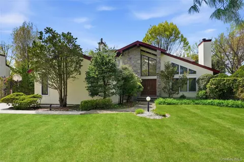 18 Aldgate Dr W, North Hempstead, NY 11030