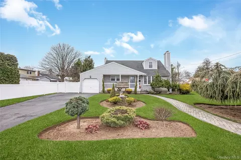14 High St, Farmingdale, NY 11735