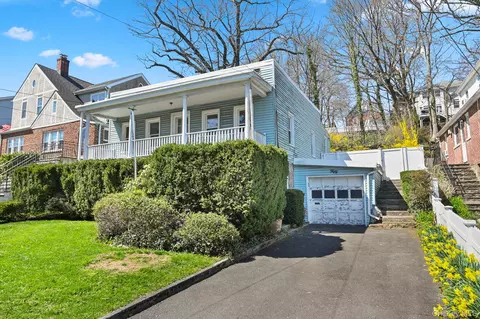 50 Sherwood Dr, Larchmont, NY 10538
