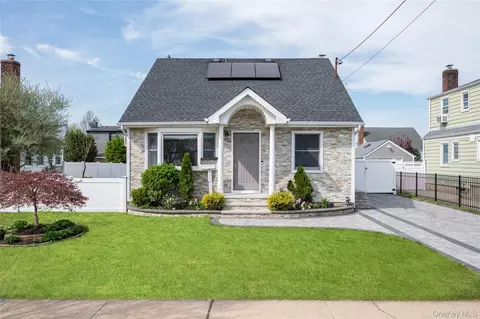 227 Columbus Pkwy, North Hempstead, NY 11501