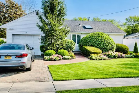 39 Laurel Hill Rd, Valley Stream, NY 11581