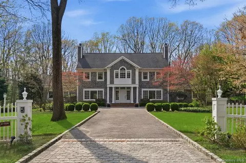 5 Oakwood Dr, Huntington, NY 11743