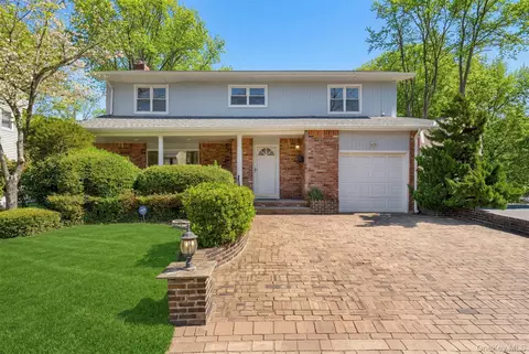 8 Cathy Ln, North Hempstead, NY 11024