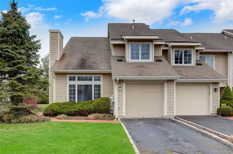 15 Doral Ln, Bay Shore, NY 11706