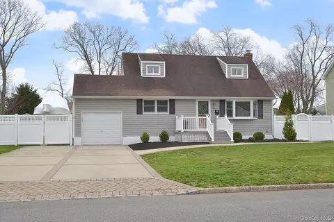 7 Katherine Pl, Oakdale, NY 11769