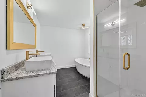 Bath - 225 Van Duzer Rd, Wallkill, NY 10940 photo 3 of 6