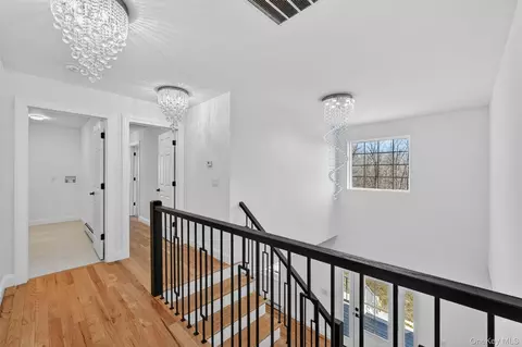 Entry Way - 225 Van Duzer Rd, Wallkill, NY 10940 photo 5 of 6