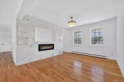 Living - 225 Van Duzer Rd, Wallkill, NY 10940 photo 4 of 10