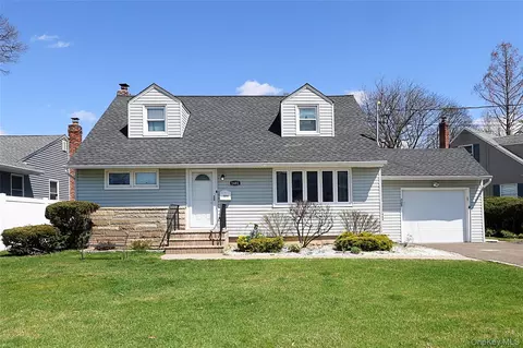 1481 N Meadow Rd, North Merrick, NY 11566
