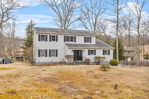 10 Leone Ct, Highland Mills, NY 10930