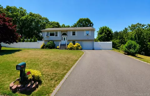2 Ridge Rd, Shirley, NY 11967