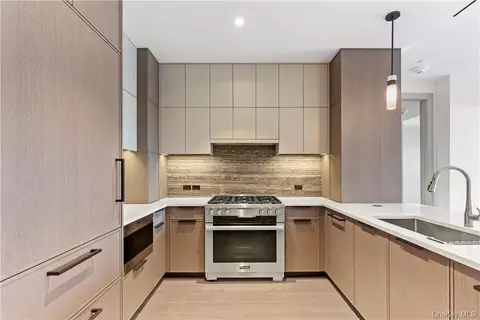 Kitchen - 120 Old Post Rd #PH-E303, Rye, NY 10580 photo 1 of 1