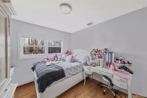 Bedroom - 231 W Woodside Ave, Patchogue, NY 11772 photo 3 of 4