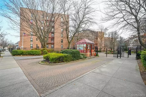 15030 71st Ave #2G, Kew Gardens Hills, NY 11367