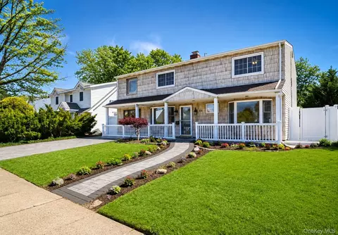 25 Cobalt Ln, North Hempstead, NY 11590